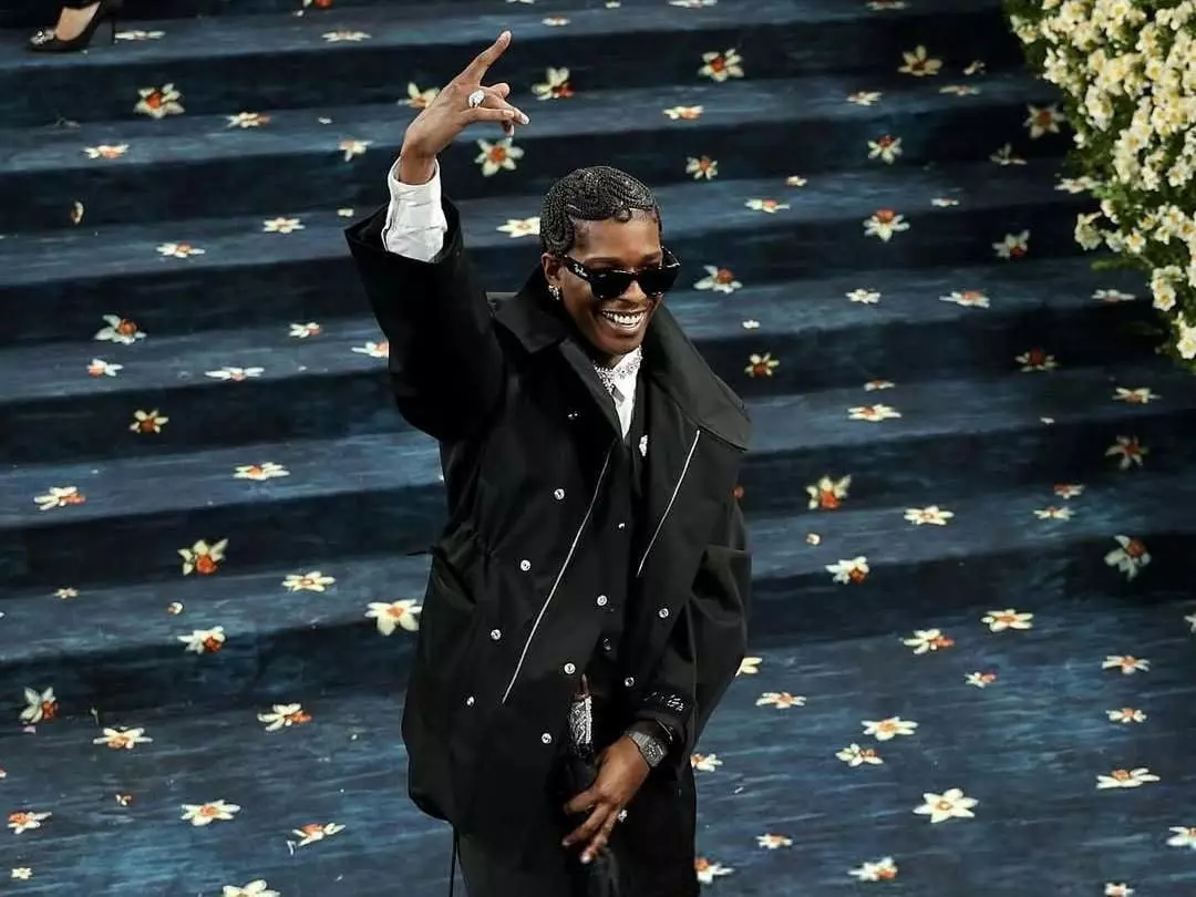 2025 Met Gala 紅毯造型 A$AP Rocky 用一身「哈林訂製」亮相！身上細節藏滿致敬巧思！