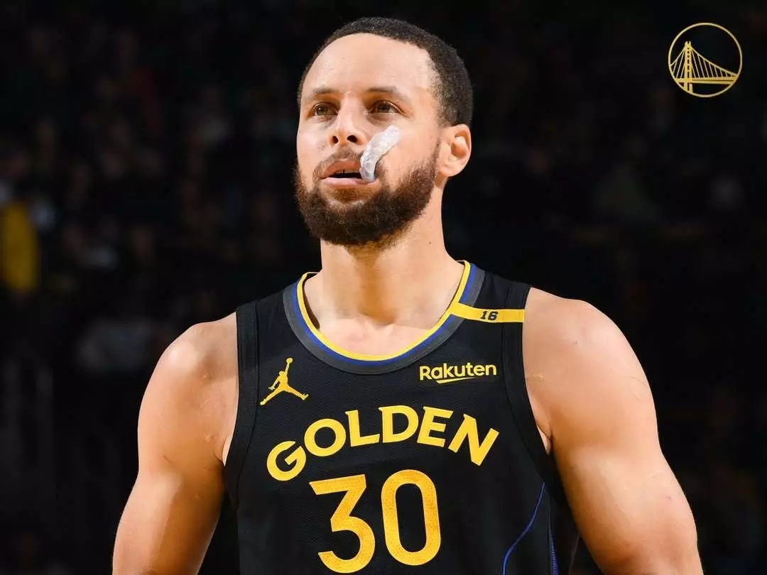 NBA／Curry 生涯首次肌肉拉傷「至少缺席一週」！沮喪落淚讓 Kerr 擁抱安慰！