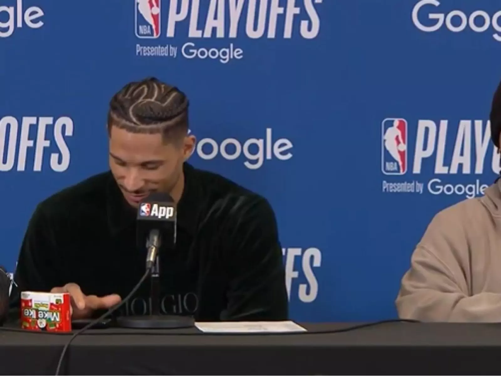 NBA／Josh Hart 賽後記者會「用手機叫外送」！隊友 Jalen Brunson 旁邊傻眼搖頭！
