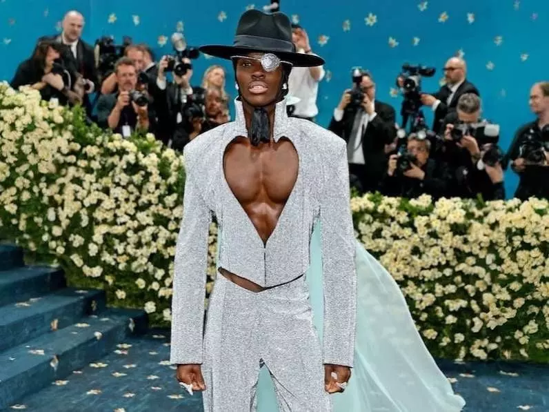 Met Gala 超模 Alton Mason 致敬《JOJO 的奇妙冒險》喬魯諾經典造型！心形鏤空設計引網友大讚！