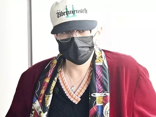 GD 機場紅色浴袍造型掀熱議！與勝利撞衫引爆 BIGBANG 回歸話題！