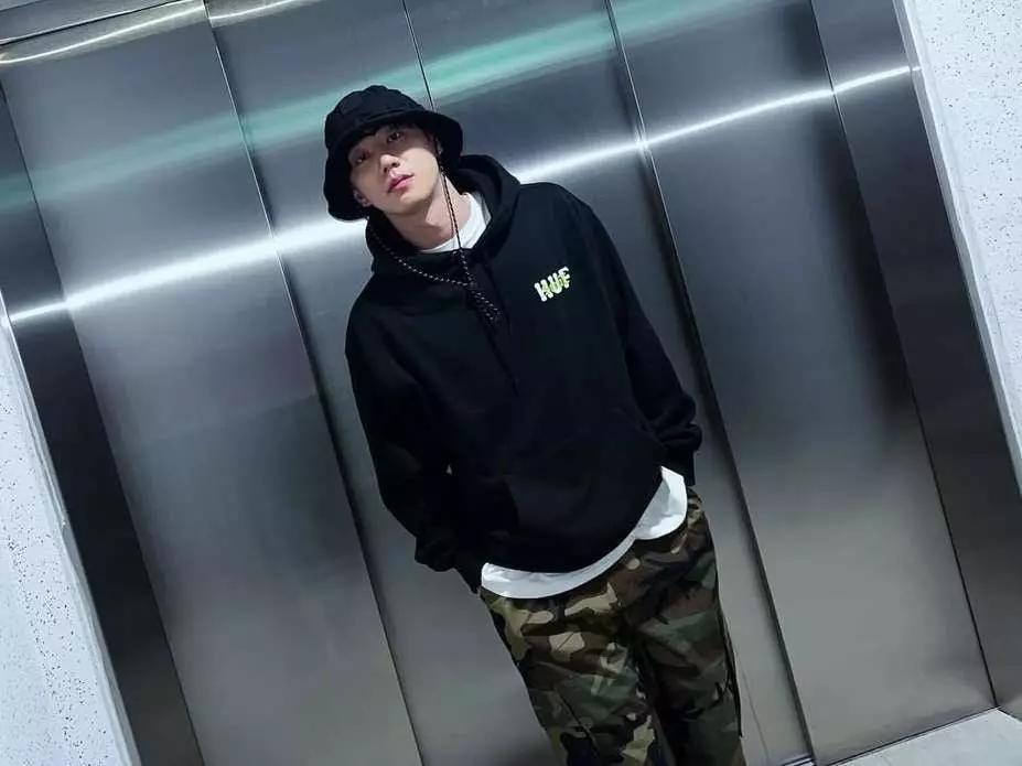 《24小時健身俱樂部》李濬榮 5 套私服穿搭解析！完美示範街頭風、文青質感穿搭⋯男生必須筆記下來！