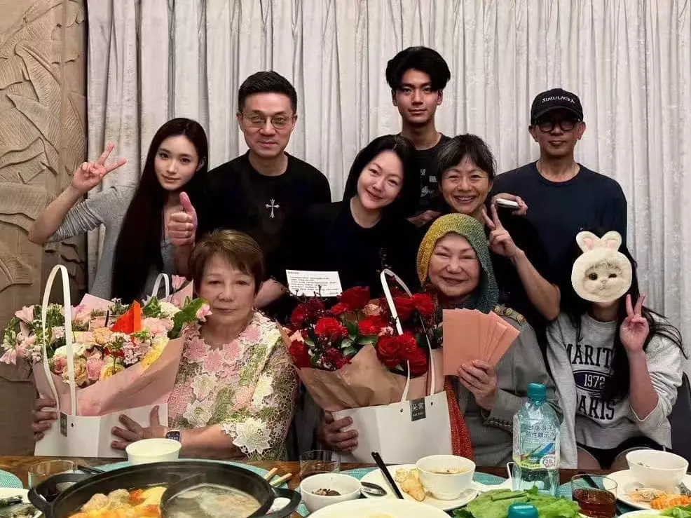 大 S 離世後首個母親節 S 媽發全家合照！具俊曄消瘦身影引關注！