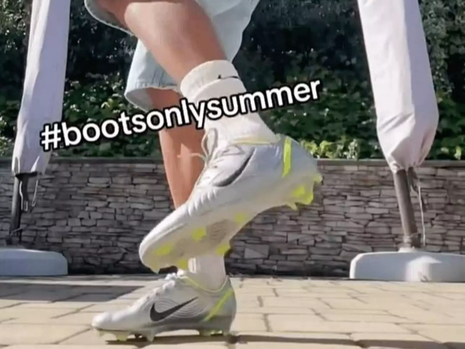 Bootsonlysummer 是什麼？最新爆紅「足球釘鞋」穿搭趨勢你必須知道！