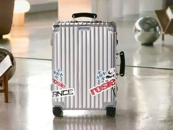 周杰倫、Rosé、F1 七冠王 Hamilton 三人聯手演繹 RIMOWA《Never Still》形象大片！