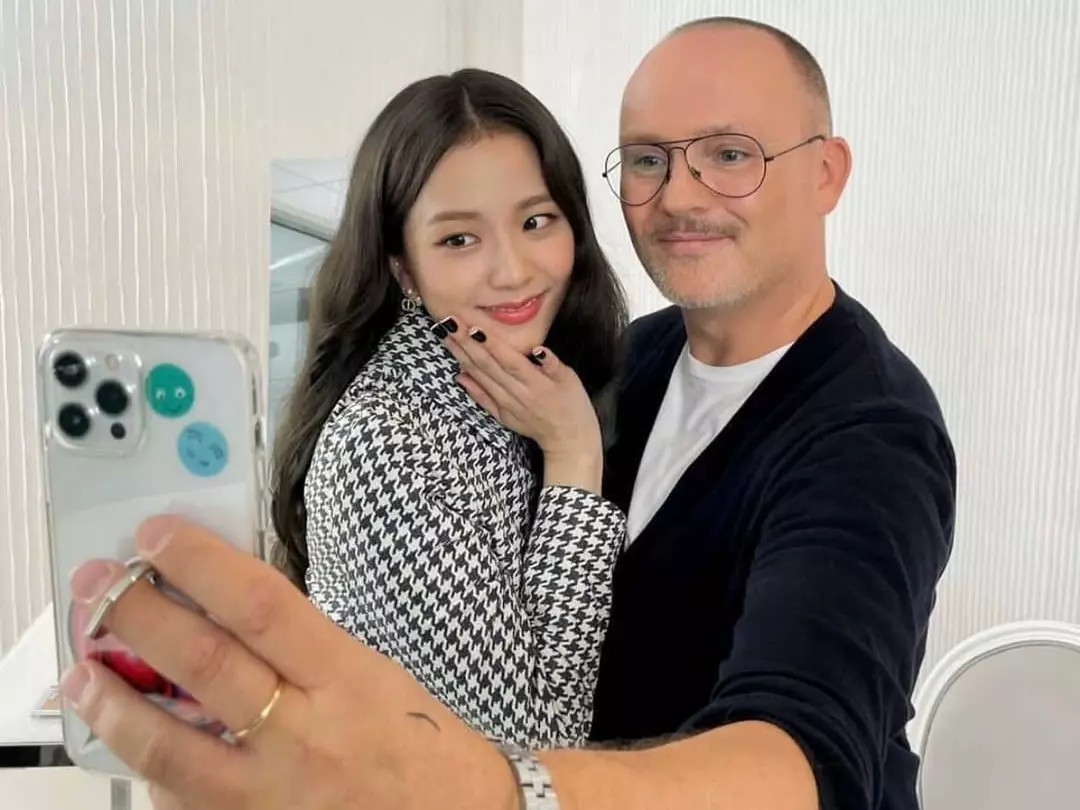 【專訪】Dior 彩妝總監 Peter Philips 爆料 Jisoo 拿唇蜜激動反應：「她興奮到尖叫！」
