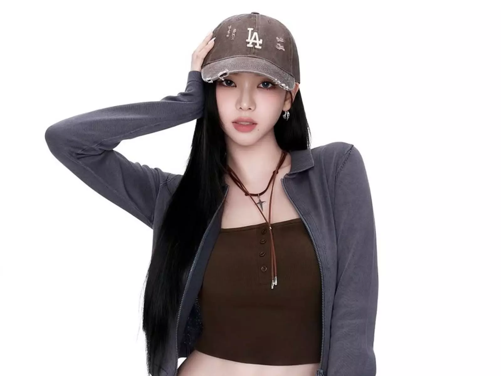 Karina 代言 MLB 人型看板被粉絲偷走！店家無奈發聲「請大家冷靜！」