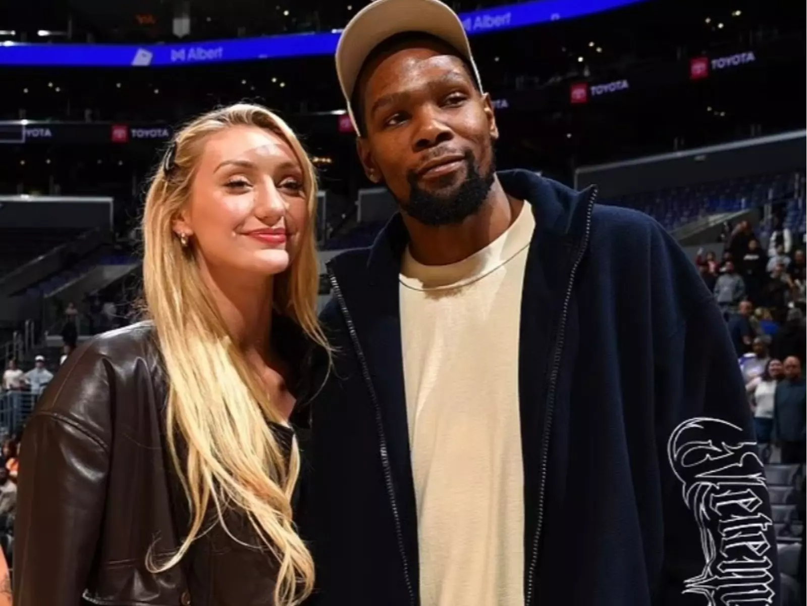 NBA／KD 偷看「Curry 乾妹」Cameron Brink 逆天長腿？網友熱議「是在關心傷勢啦！」