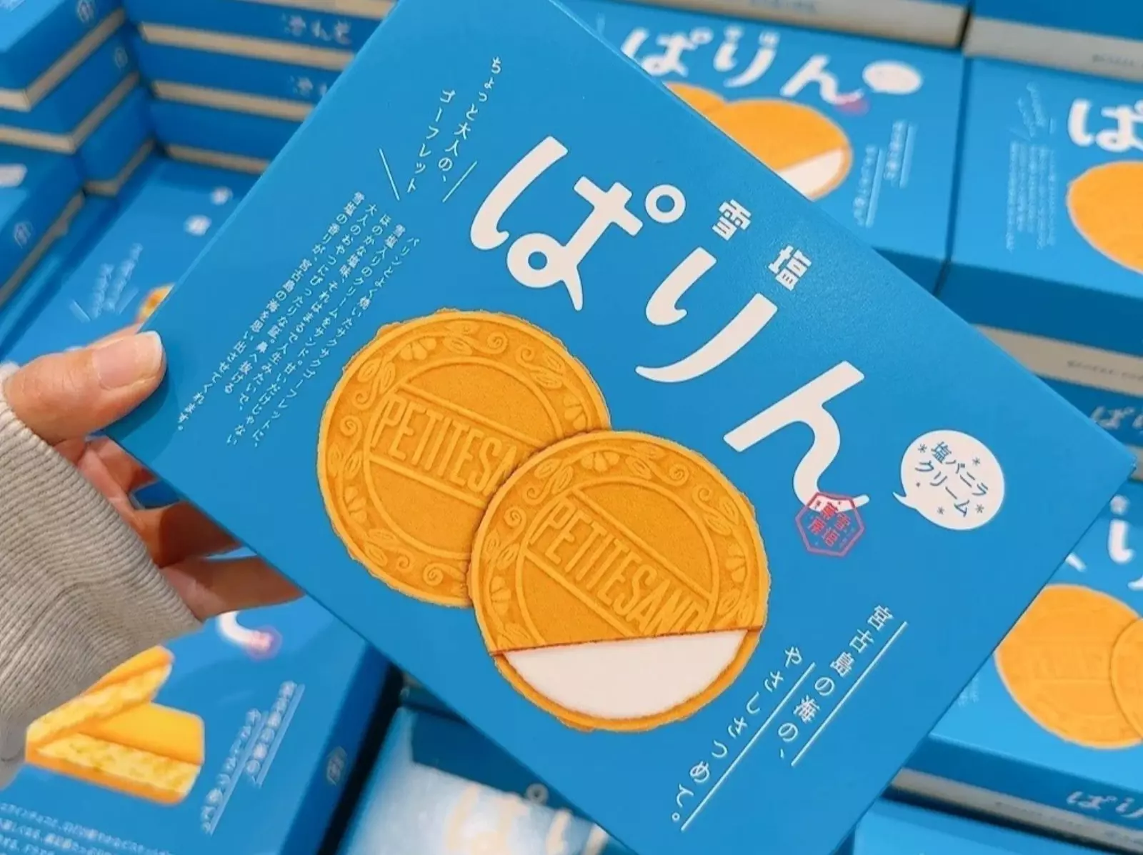 2025 沖繩機場必買伴手禮 5 家 Dcard 名店推薦：雪鹽夾心酥、南風堂蝦餅⋯到國際通逛這幾家就對了！