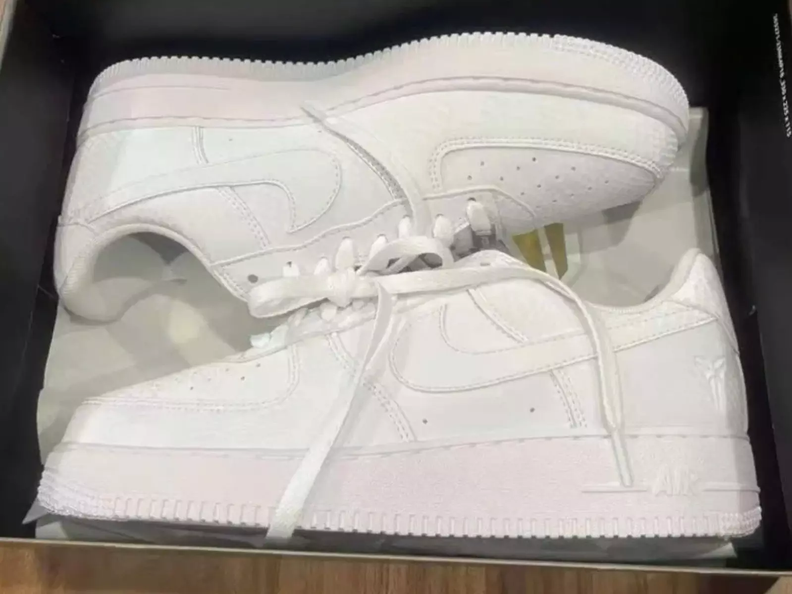 Kobe Bryant x Nike Air Force 1 Low 實鞋搶先曝光！蛇鱗鞋面＋刺繡背號太霸氣！