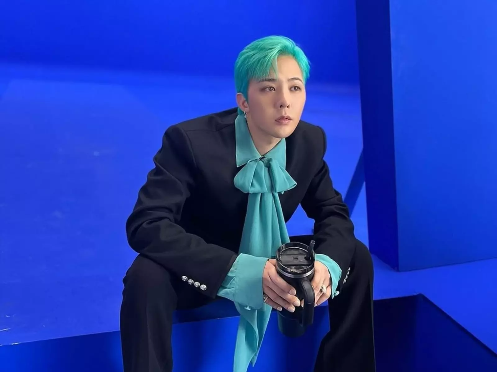 GD 愛用同款「Stanley 保溫杯」連 Jennie、Rosé 都在用，喝水同時也可以很潮！