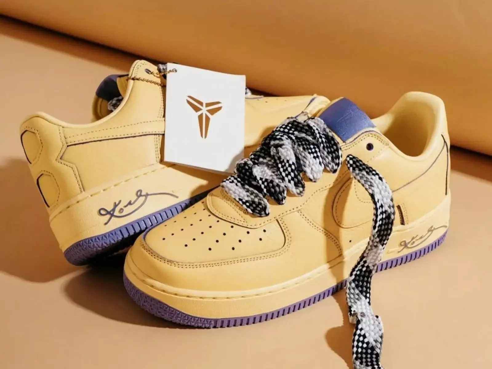 Kobe x Nike Air Force 1 Low 紫金配色釋出，重現老大「手骨折堅持練投」經典一幕！