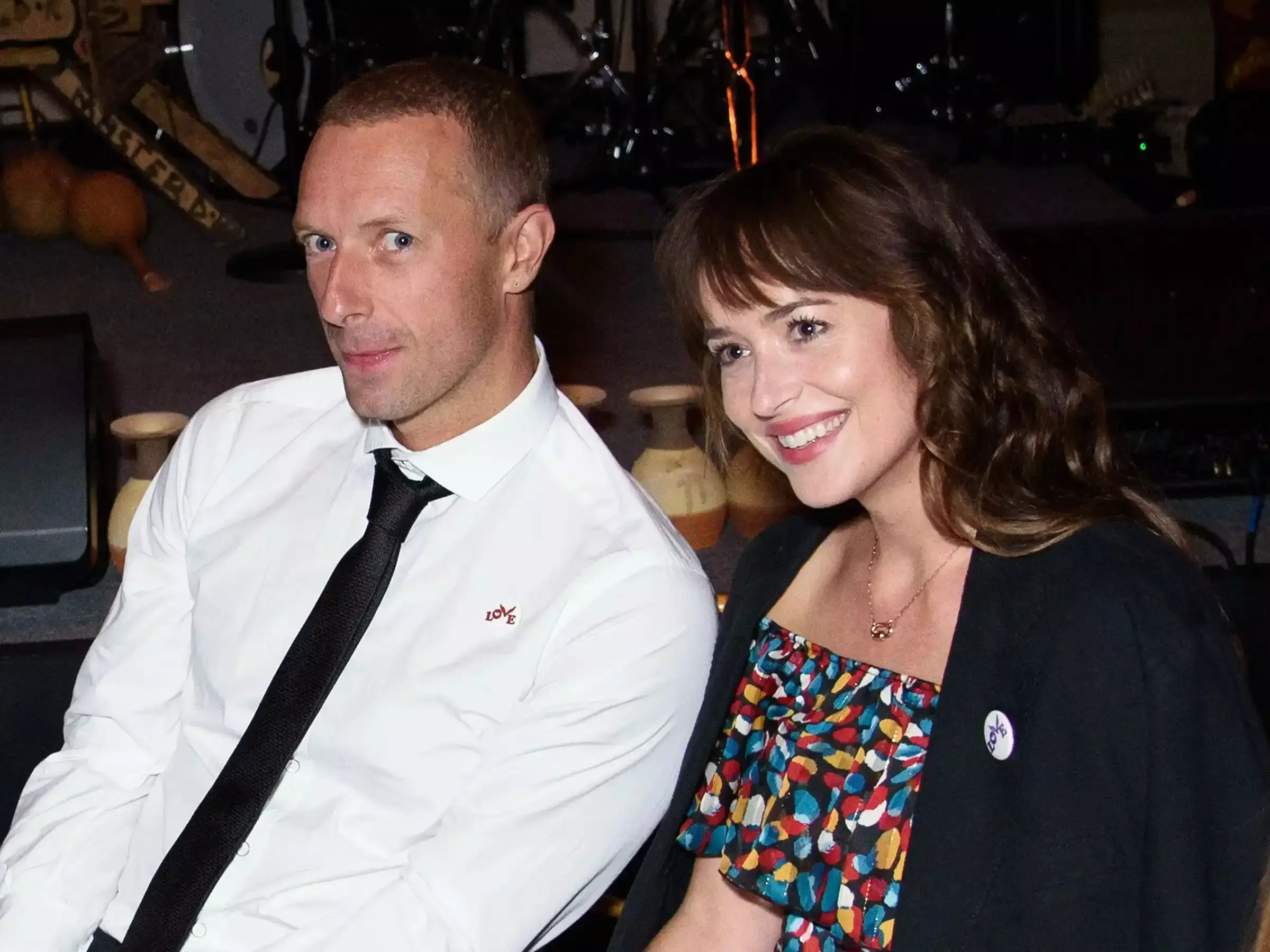 達珂塔強生 Dakota Johnson、「Coldplay」克里斯馬汀分手！八年情斷：「這次真的結束了！」