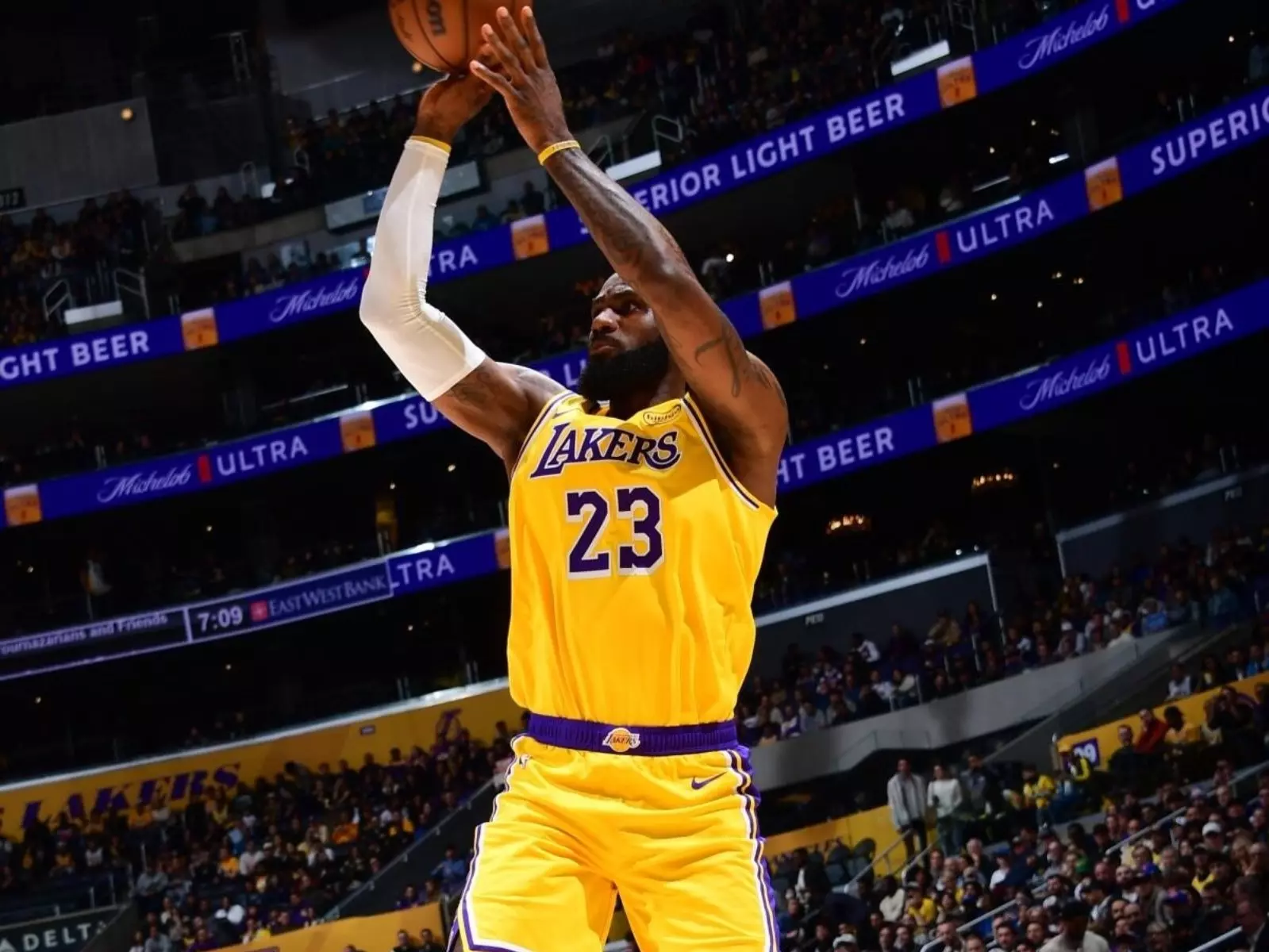 NBA／詹姆斯正面回應酸民「缺乏技術」評論：「我都拿 500 億分了！」