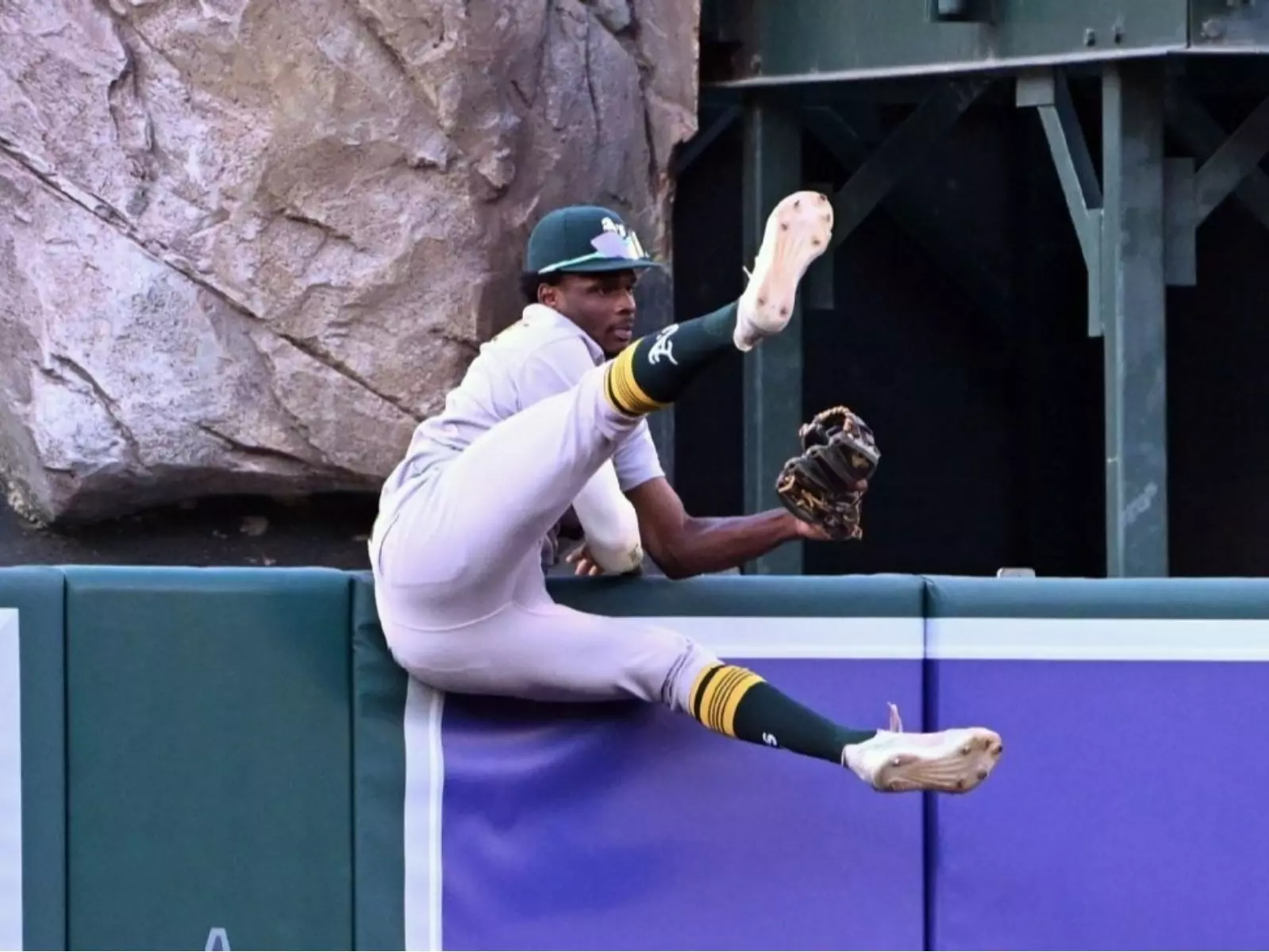 MLB／運動家 Denzel Clarke 上演超扯接殺美技！把全壘打球沒收引爆球迷討論！
