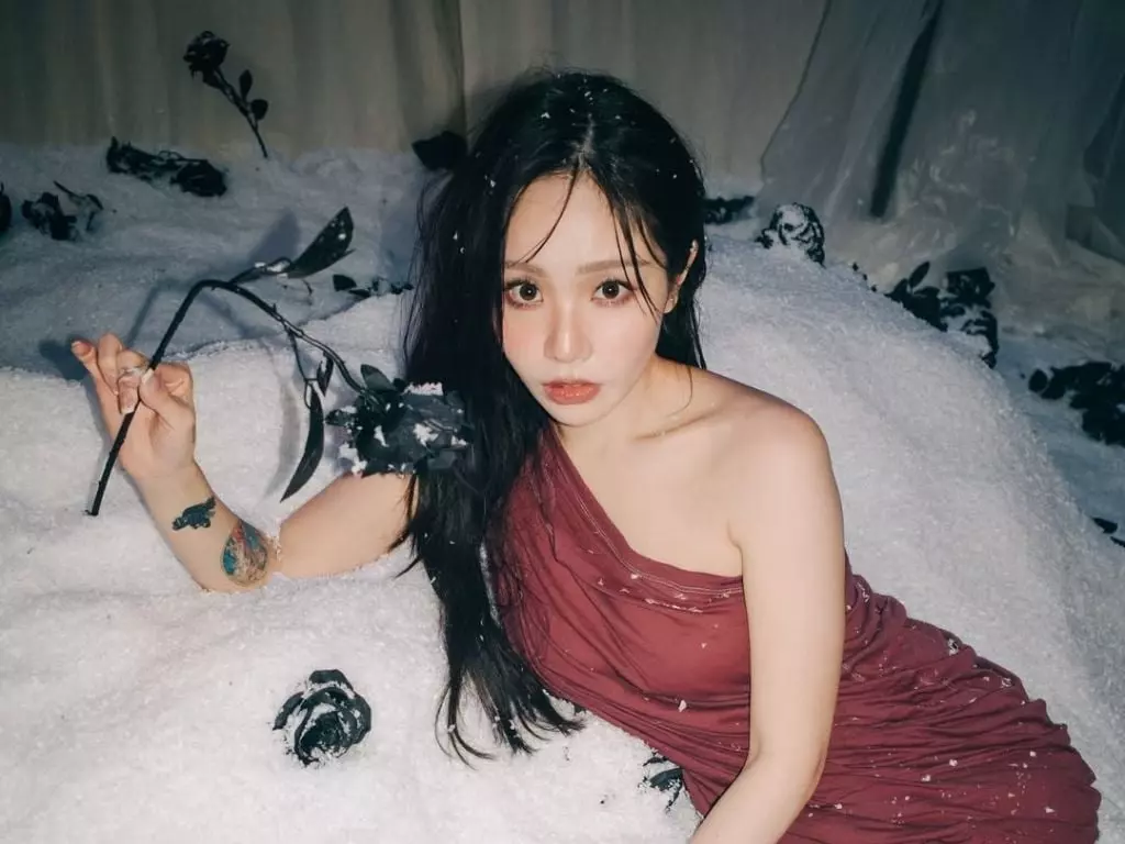 陳芳語、血肉果汁機鼓手男友分手！發新歌喊：「荒謬到讓人想笑！」F.I.R. 阿沁幽默回覆引熱議！