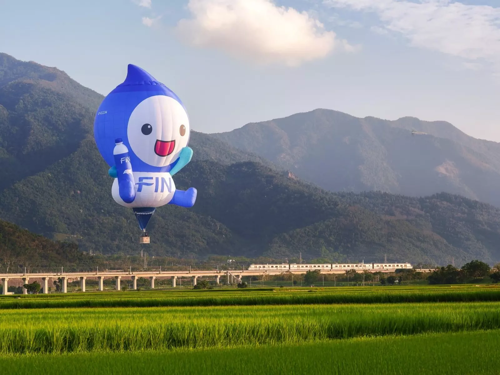 熱氣球新萌主！「FIN水寶」首度升空　可愛現身臺灣國際熱氣球嘉年華