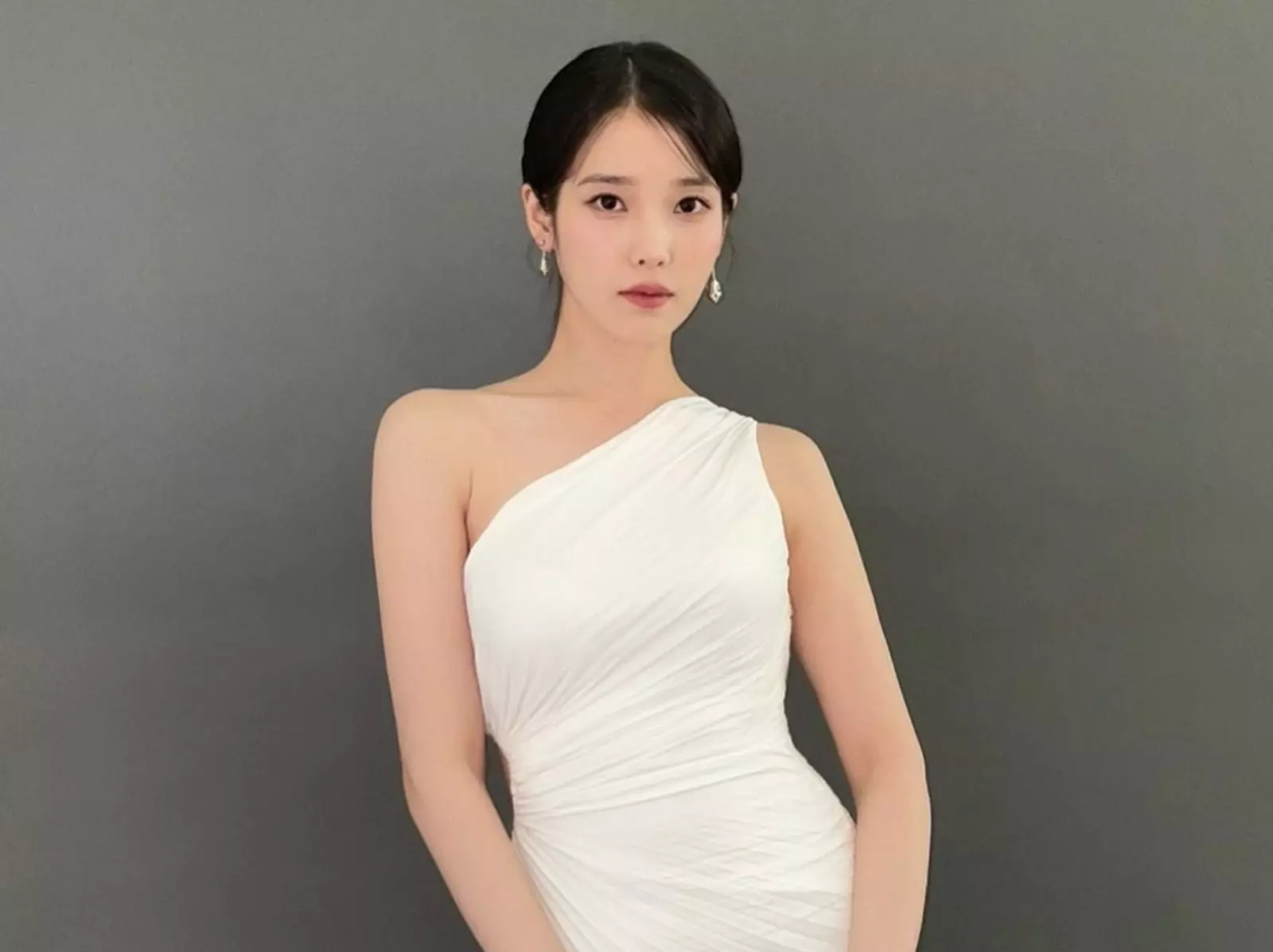 IU 李知恩自曝身高縮水！真實數字曝光引網驚呼：「以為她才 150 幾！」