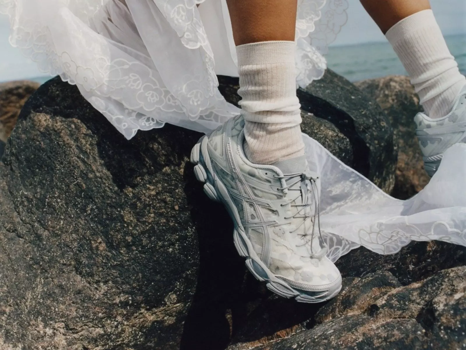 Cecilie Bahnsen x ASICS GEL-CUMULUS 16 全新聯名發售資訊一覽，花卉圖騰注入浪漫感滿分！