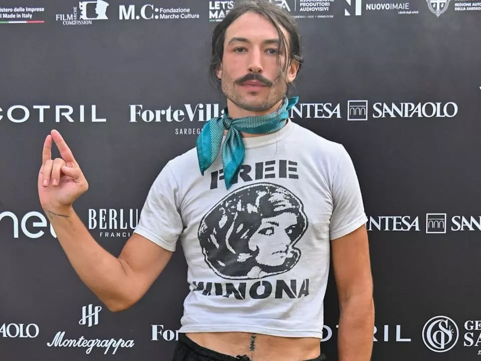 「閃電俠」伊薩米勒 Ezra Miller 醜聞風波消失三年亮相！談回歸影壇：「不是件容易的事！」