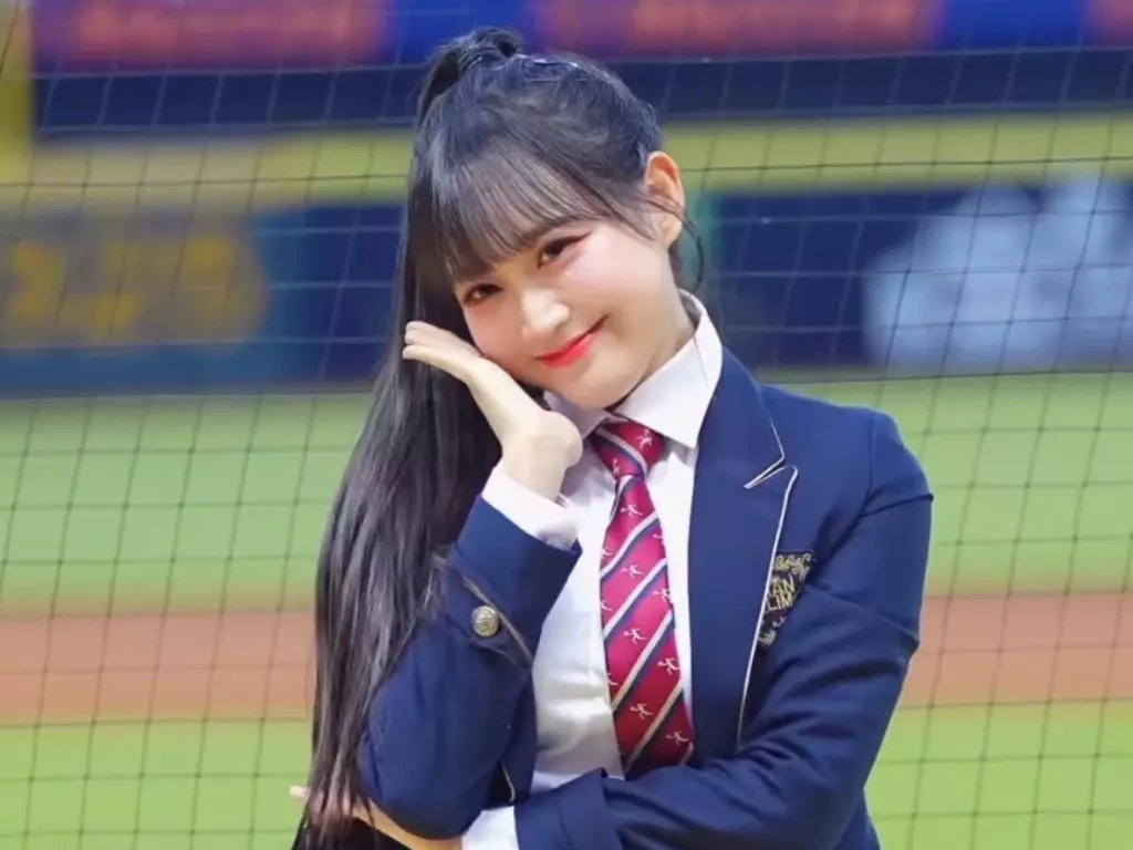 邊荷律高中制服應援大跳〈What is Love?〉！意外曝光曾與 TWICE 彩瑛、子瑜同班！【野生抓正妹】