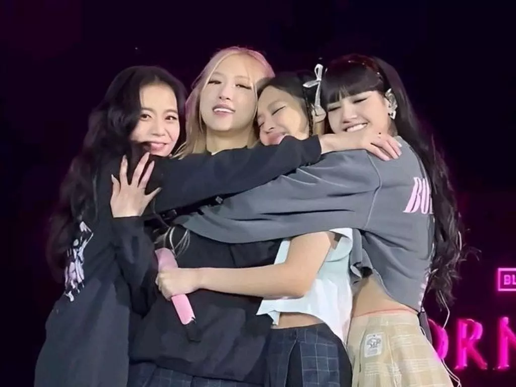 BLACKPINK 演唱會準備開跑！成員曬「四葉草」手勢合照！