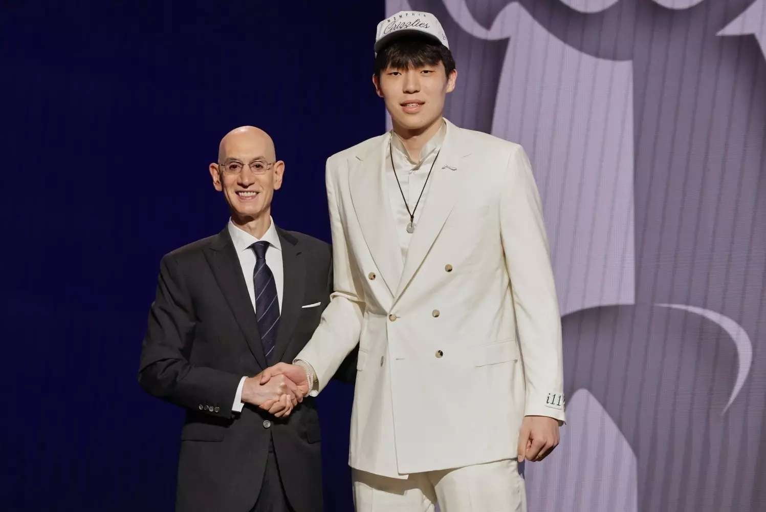 NBA／「中國約基奇」楊瀚森首輪被選！拓荒者與灰熊交易第16 號籤選進引熱議！