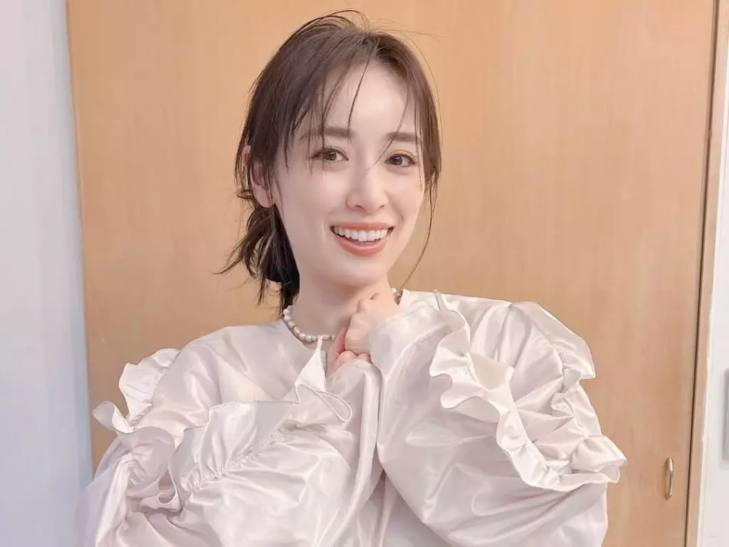 「真人版娜美」泉里香結婚了！與足球國手谷口彰悟交往 7 年修成正果！