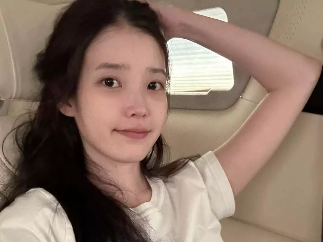 IU 曬無濾鏡素顏照！零毛孔肌膚太逆天　網讚：「根本發光肌！」