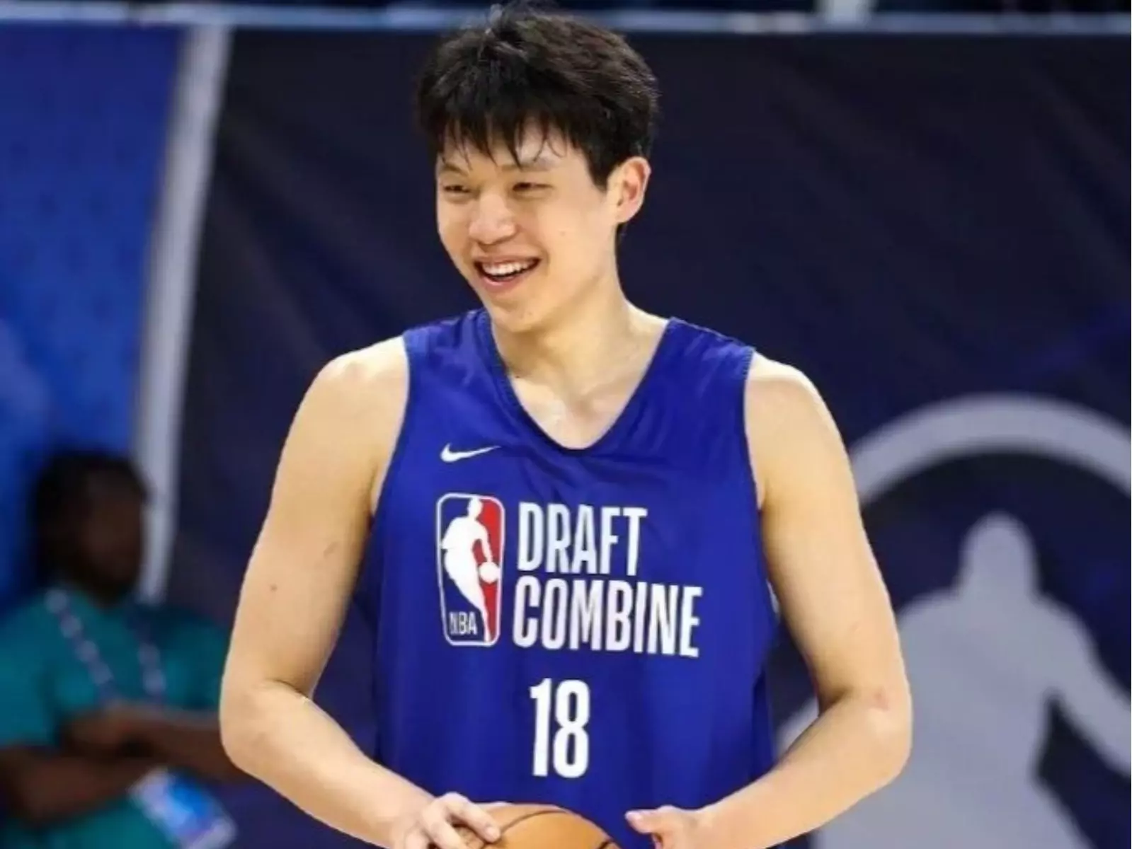 NBA／「中國約基奇」楊瀚森破天荒首輪 16 順位被選，拓荒者 GM 解釋「觀察他兩年了！」