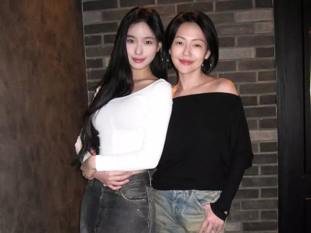 小 S 停工 4 個月首度露面！現身二女兒畫 Lily 展狀態引熱議！