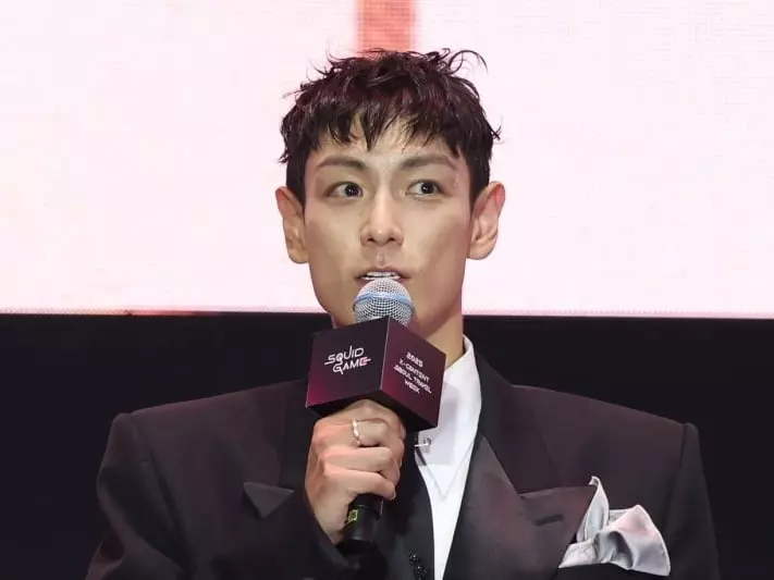 BIGBANG T.O.P 崔勝鉉出席《魷魚遊戲 3》臉頰凹陷、招風耳！網友驚：「變成真人魷魚？」