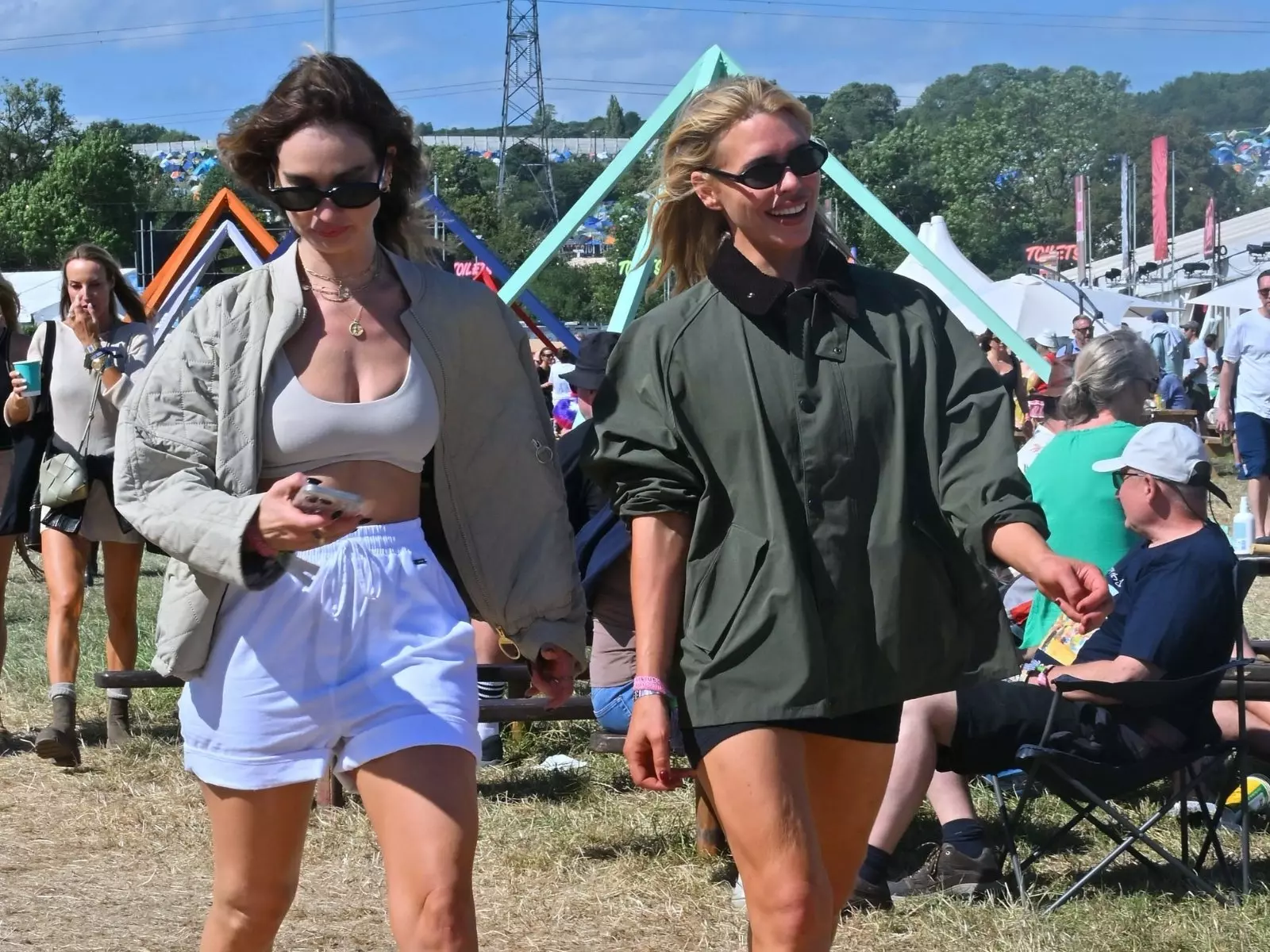 英倫風正式回歸！Barbour 在 Glastonbury 音樂節重寫草地時尚教科書，明星名人全上身致敬百年經典！