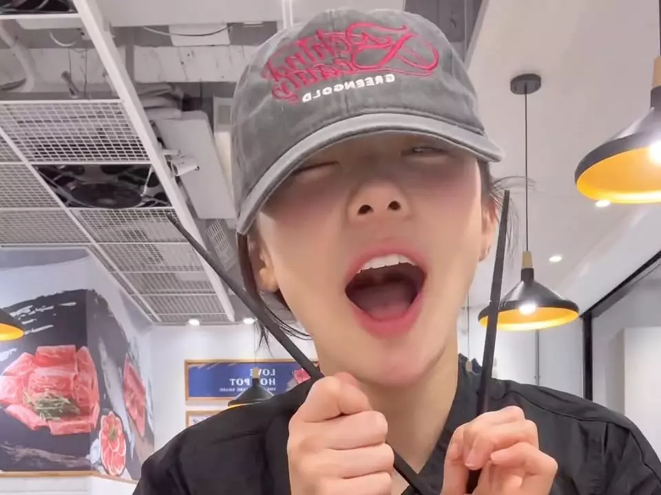 李多慧吃火鍋拍片全程壓低帽子！粉絲心疼：「只有這樣才能短暫自由吧！」