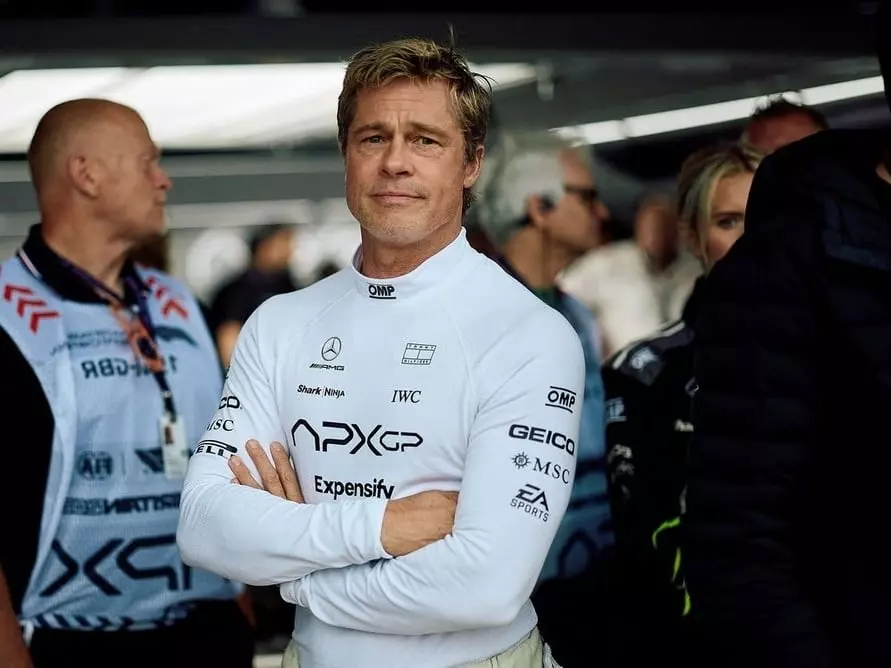 《F1》布萊德彼特口袋為何要放撲克牌？導演親自揭秘背後原因引熱議！
