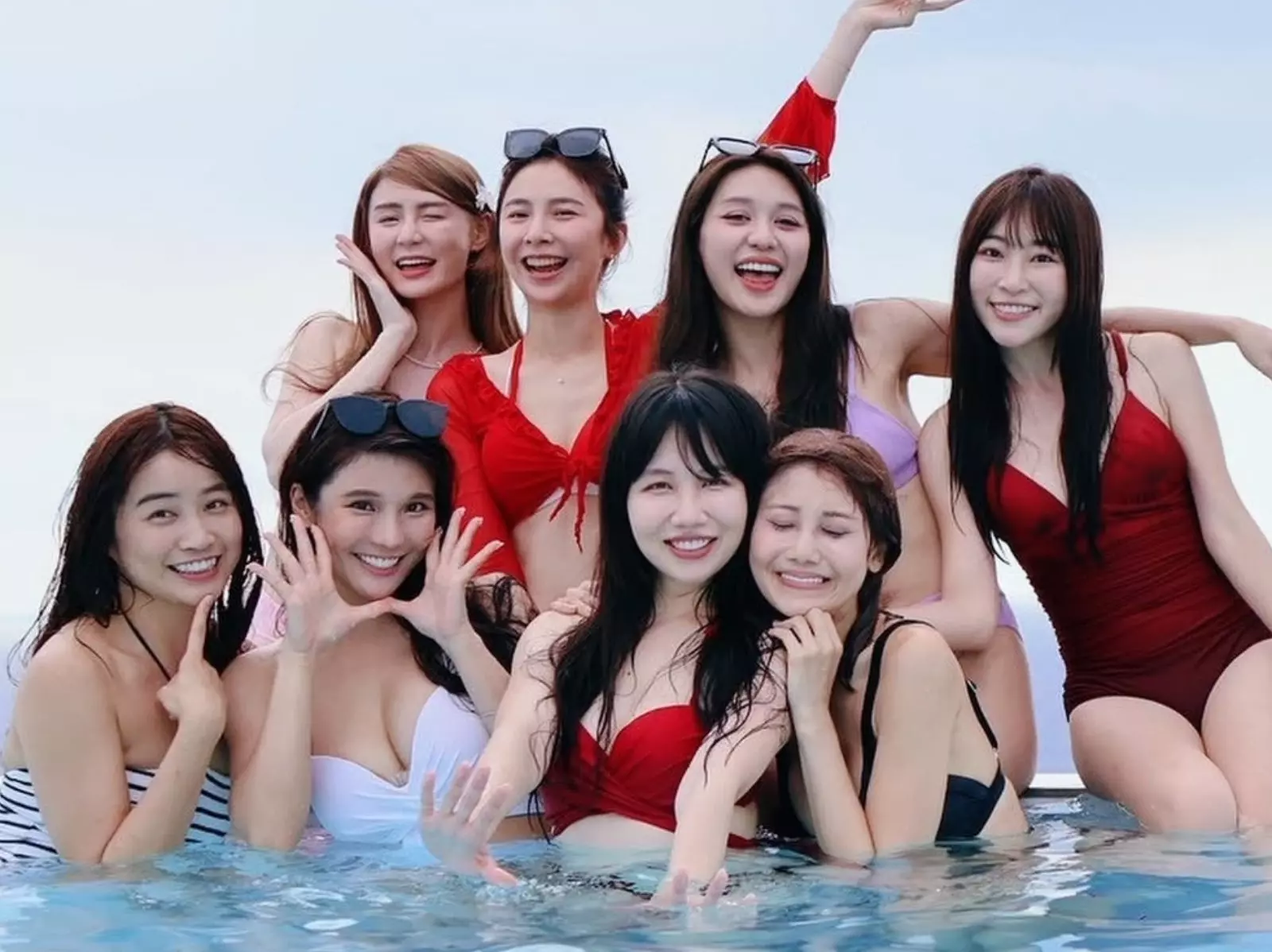 琳妲無懼世界末日發辣照！竟還加碼一眾啦啦隊女孩「蜜桃擦玻璃」畫面！【野生抓正妹】