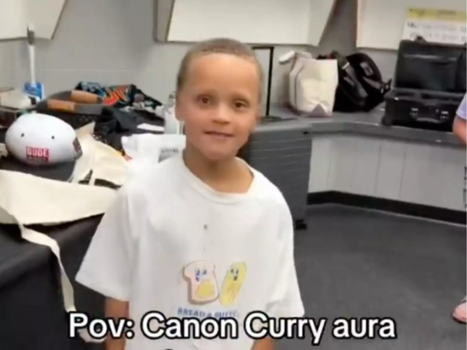 NBA／Curry 兒子高難度「轉水瓶」挑戰輕鬆達成，最後故意戲弄大哥哥讓老爸看傻！
