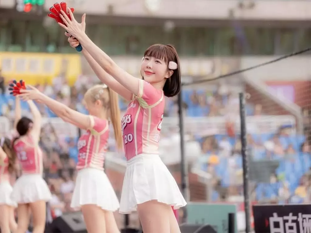 樂天女孩 Mika、彭彭化身「水蜜桃雙胞胎」！親曝外型太像常被認錯！【野生抓正妹】