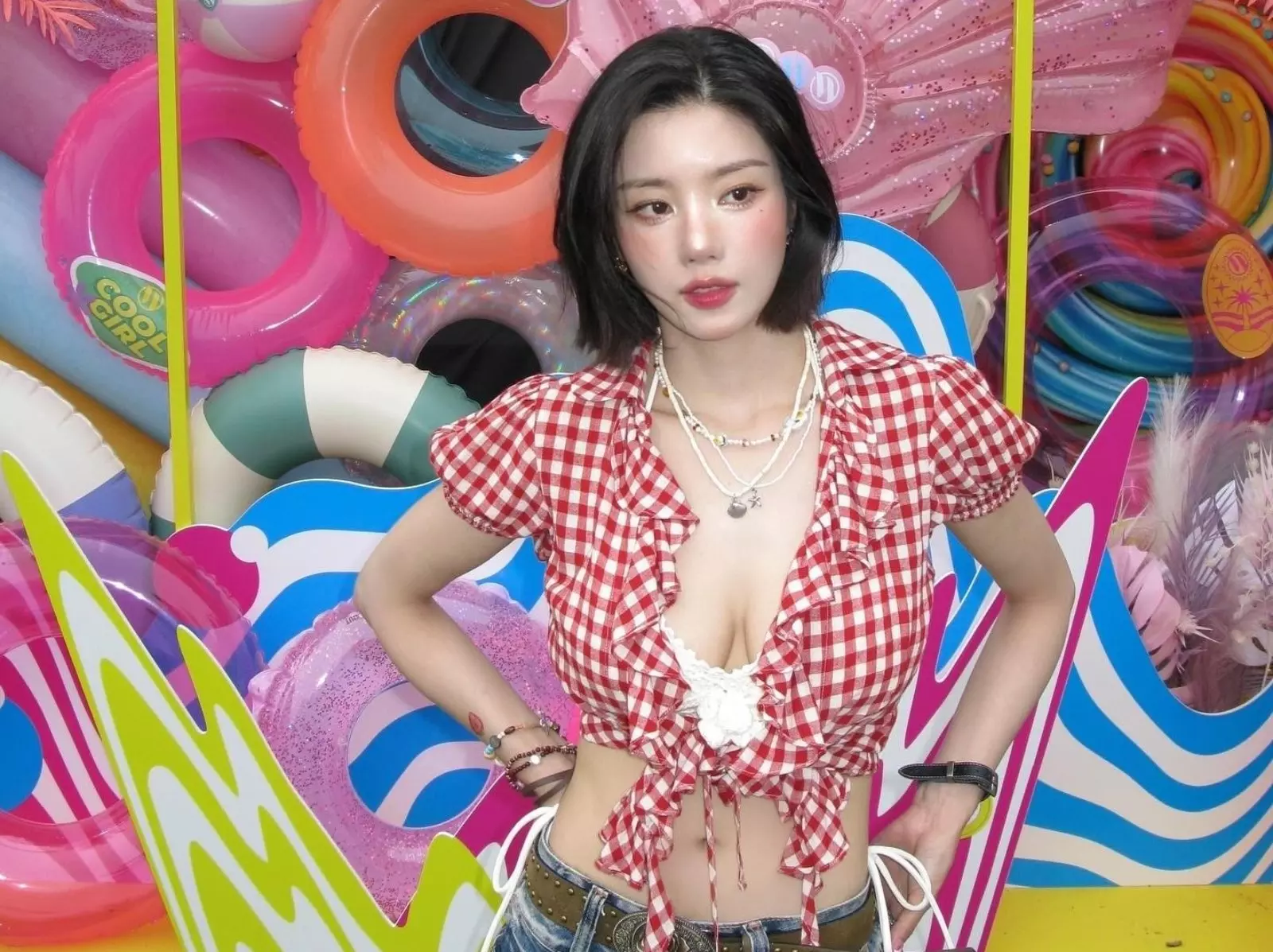 權恩妃身高 160、F 級三圍身材 WATERBOMB 火辣造型引熱議！水彈女神同款穿搭單品都幫你神出來了！