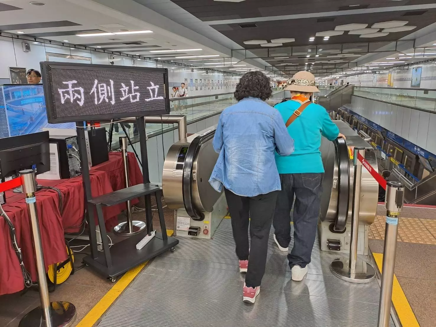 台北捷運宣布電扶梯新制！41 站開放兩側站立、冷氣不冷溫度調整⋯新規定一次看懂！