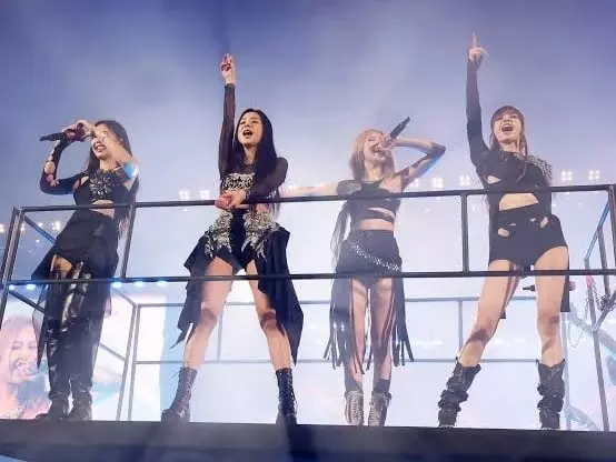 BLACKPINK 首爾演唱會「視線差」惹民怨！YG 發聲道歉補償！