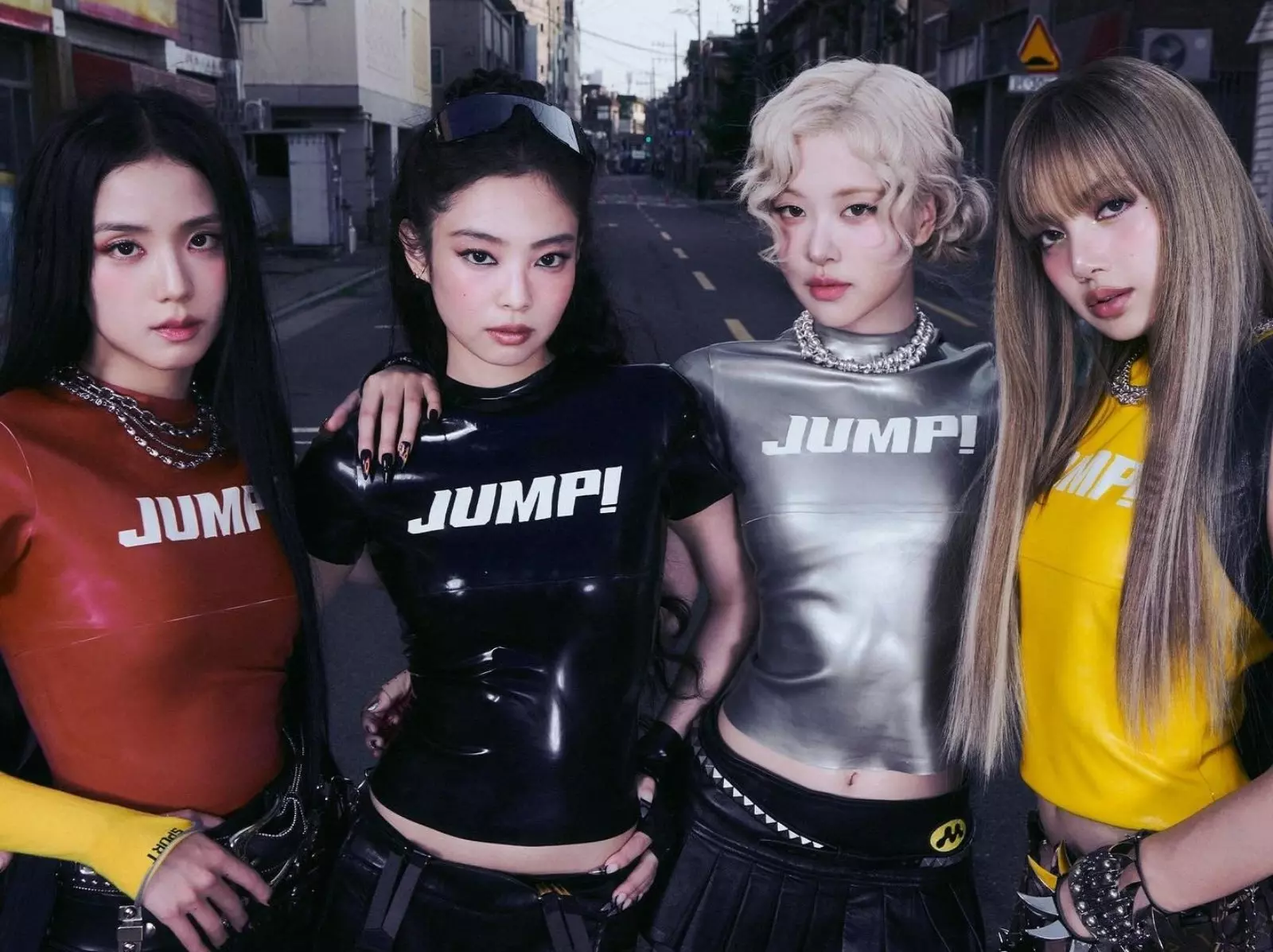BLACKPINK〈JUMP〉宣傳照曝光！成員穿上貼身漆皮上衣，辣秀性感曲線！