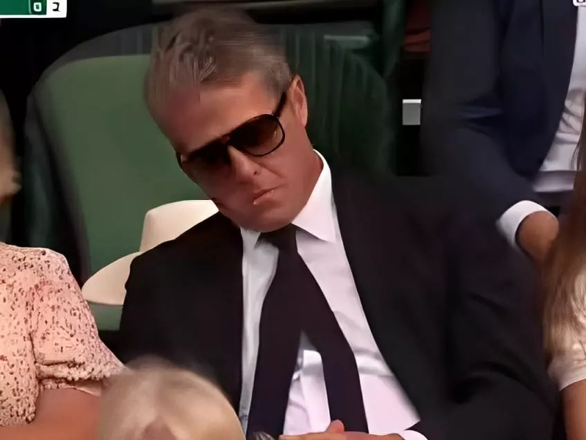 休葛蘭 Hugh Grant 看溫布頓網球賽打瞌睡！網友怒批：「這位子浪費了！」
