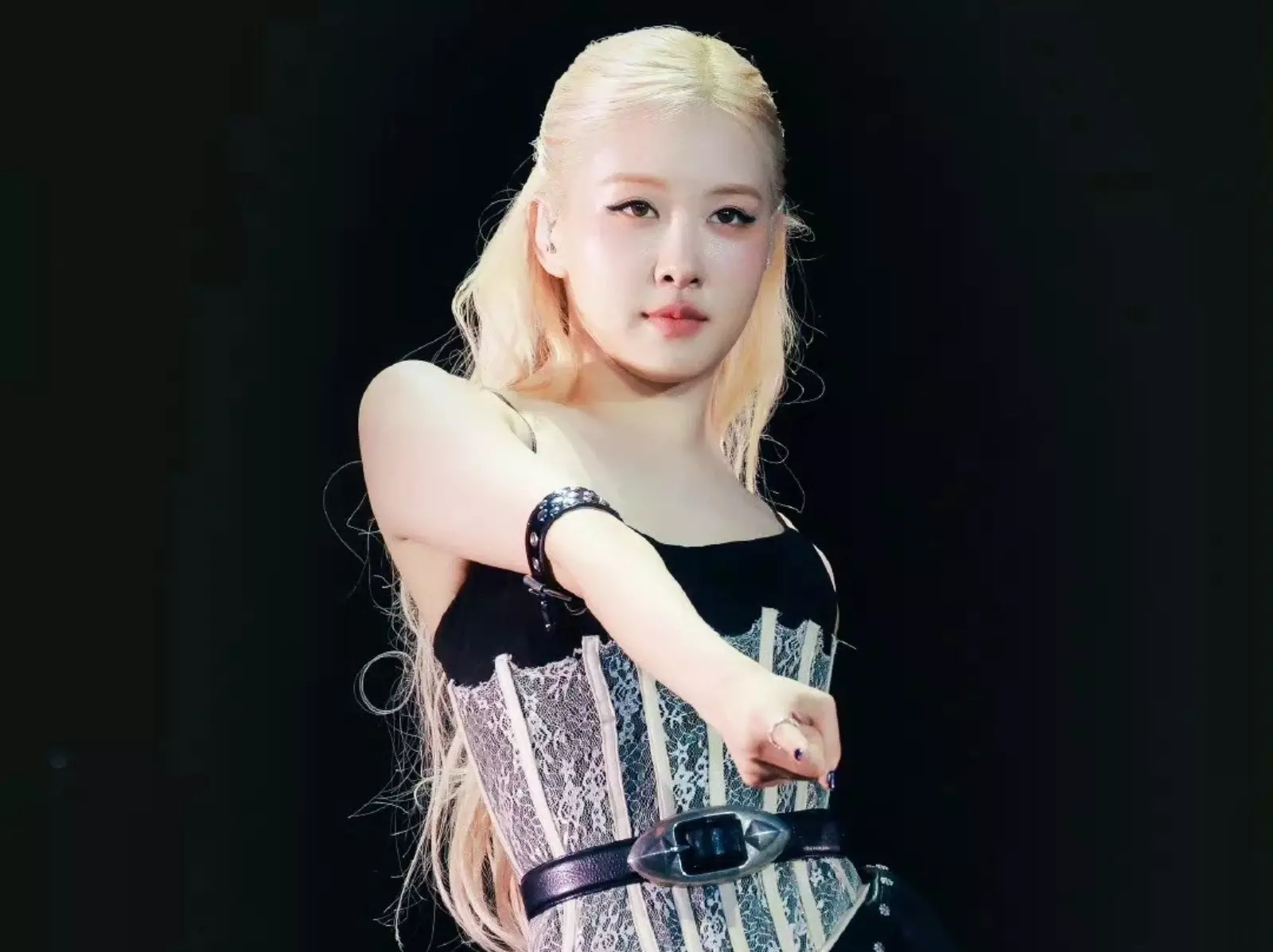 BLACKPINK Rosé 演唱會造型遭批退步！網：「合體後變俗氣！」