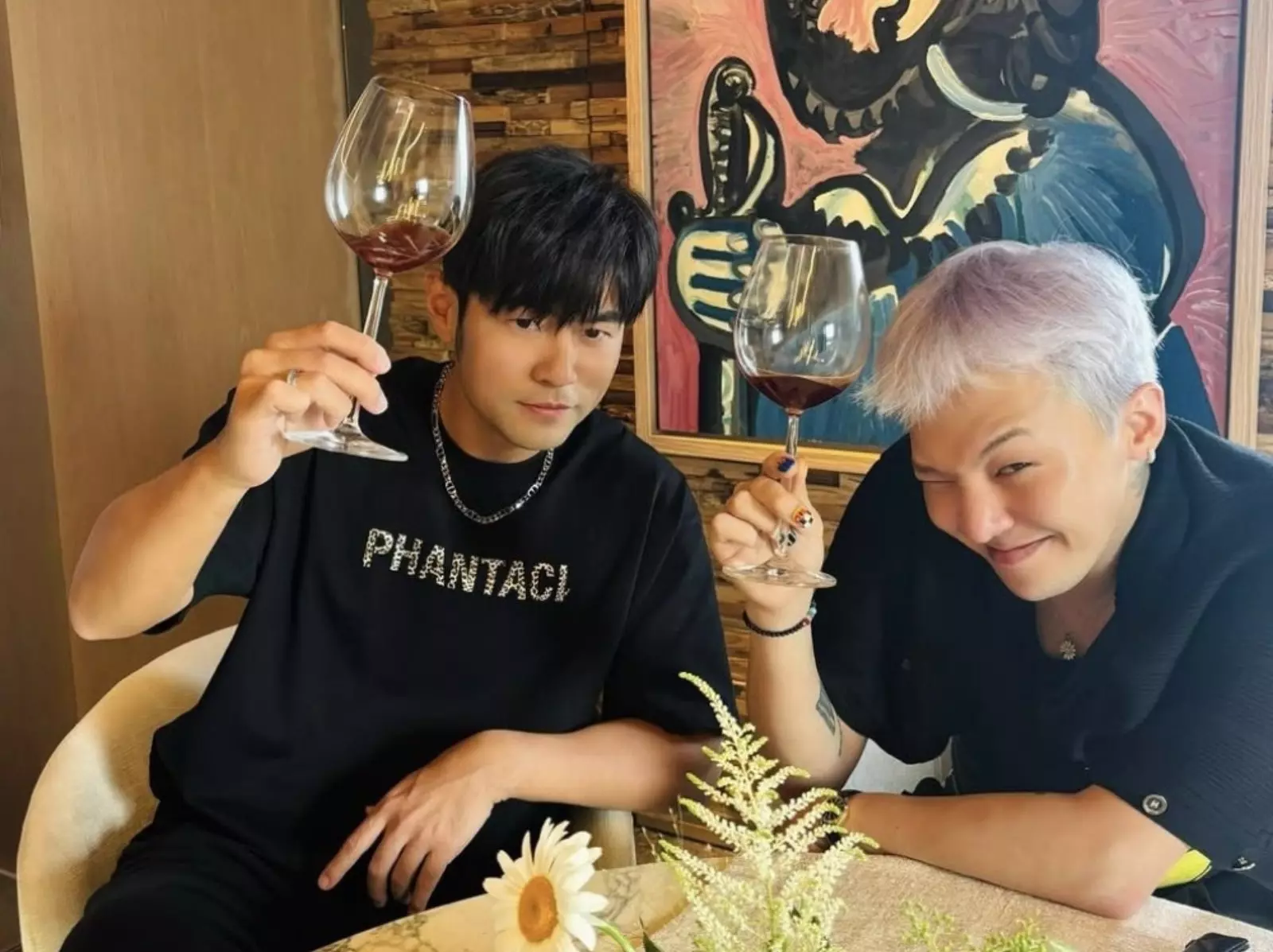 GD 權志龍小巨蛋開唱！與周杰倫私下聚會畫面曝光，粉絲敲碗合作：「史上最難搶票組合！」