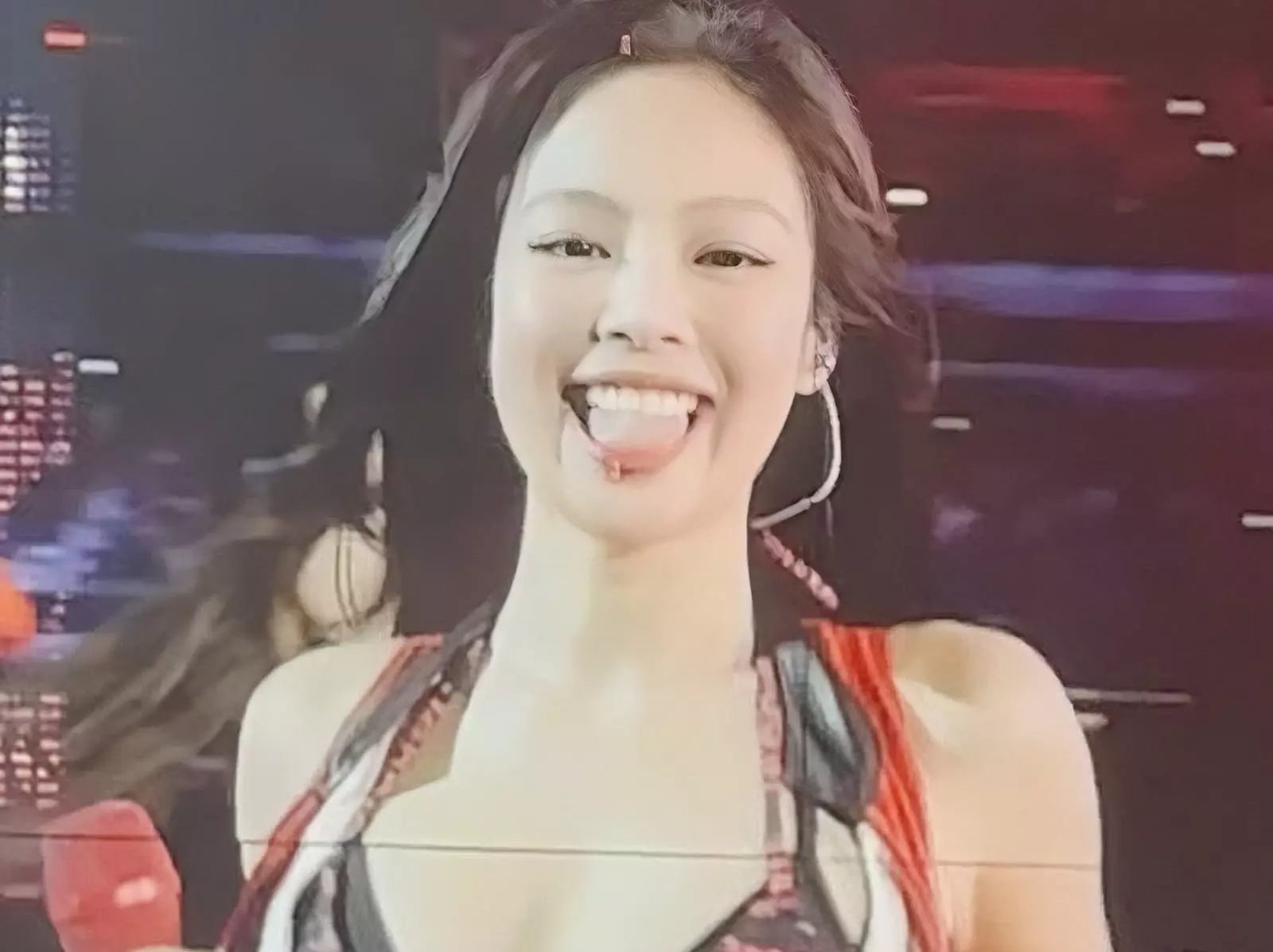 BLACKPINK 演唱會 Jennie 解上衣大秀身高 163 比基尼身材！引網暴動：「辣瘋了！」