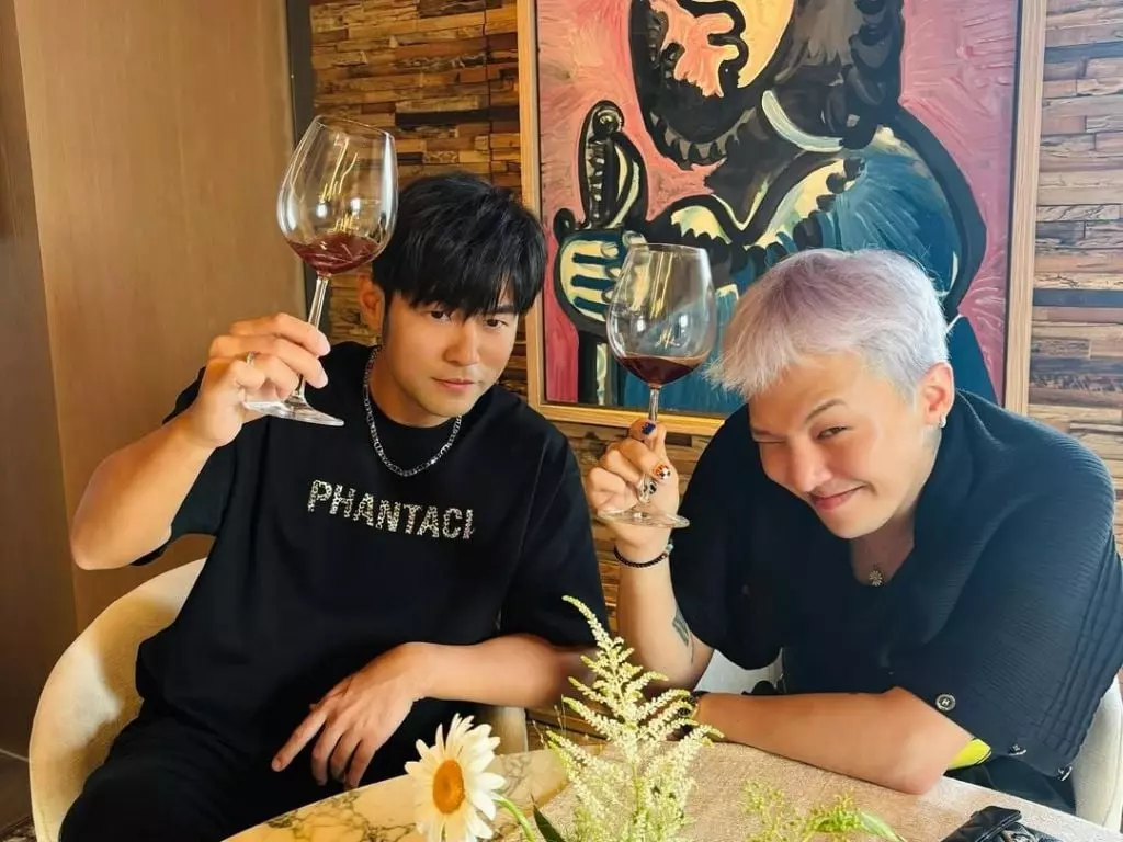 周杰倫台灣合體 GD！家中背後名畫竟是「畢卡索真跡」！