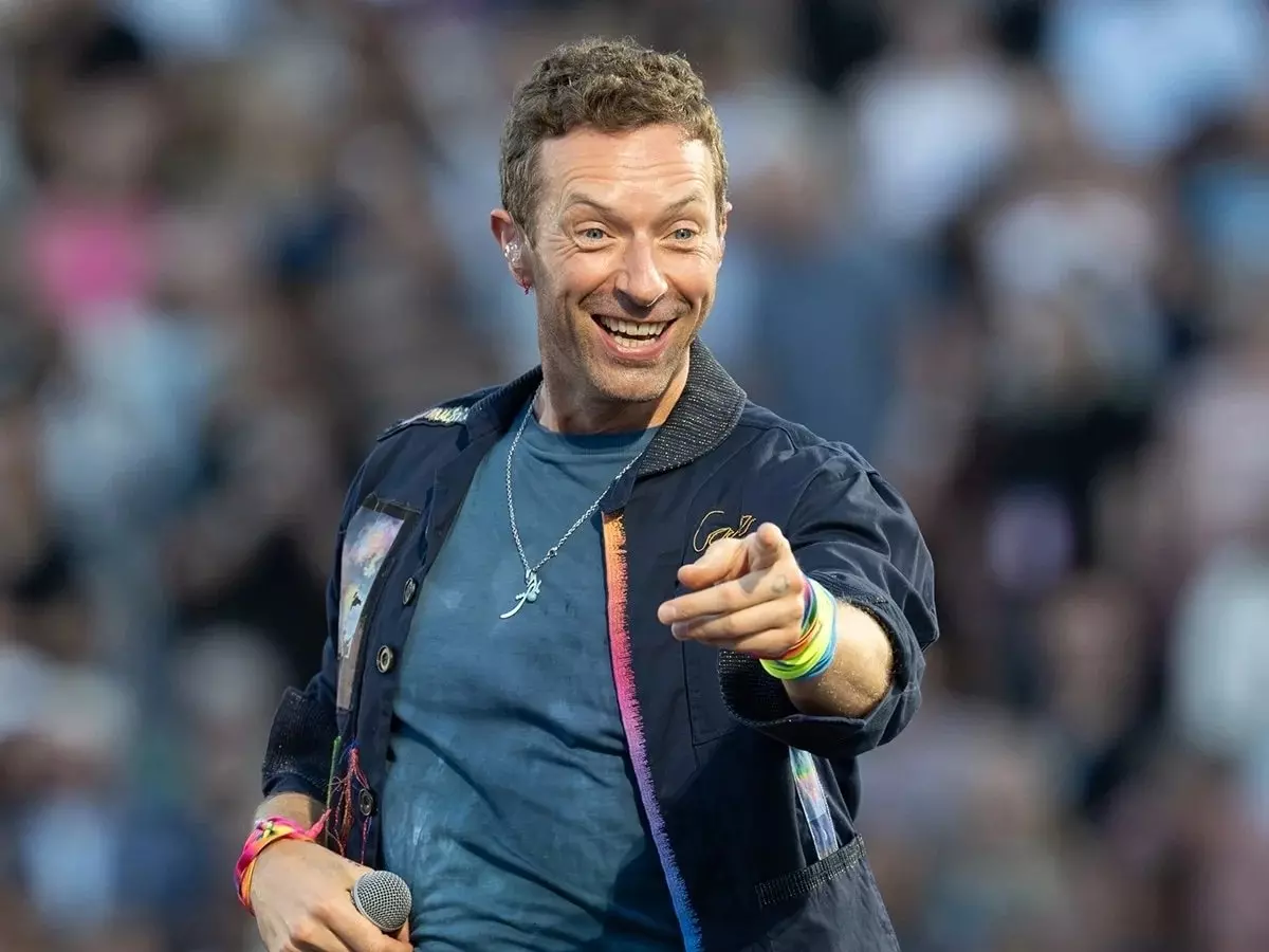 Coldplay 演唱會出軌抓包有陰影！克里斯馬汀見親親鏡頭情侶質問：「你們是正牌的嗎？」