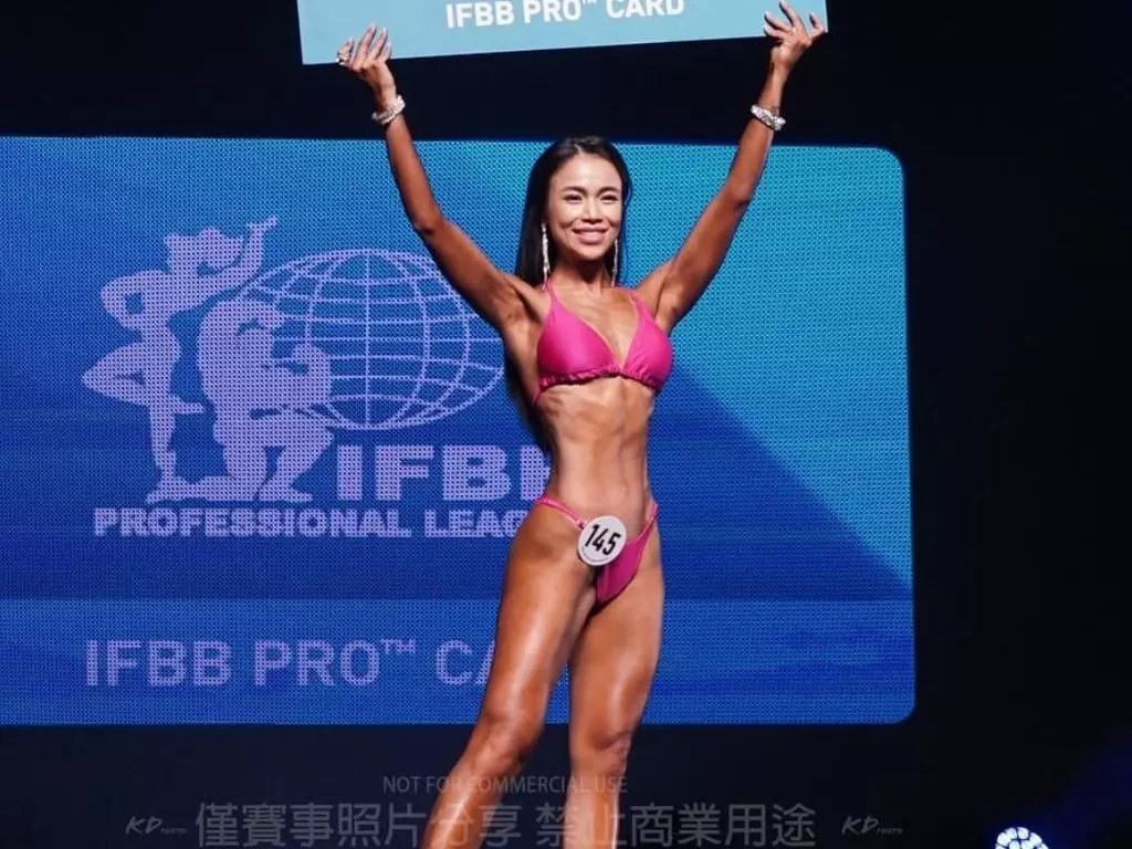 林芯儀再奪健美冠軍！體脂創低 11 %、打敗 600 位選手⋯成首位跨界 IFBB 台灣藝人！