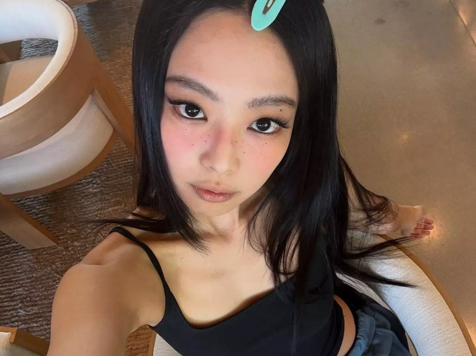 BLACKPINK Jennie 演唱會比中指、扯上衣大膽作風引爭議！網：「太超過！」